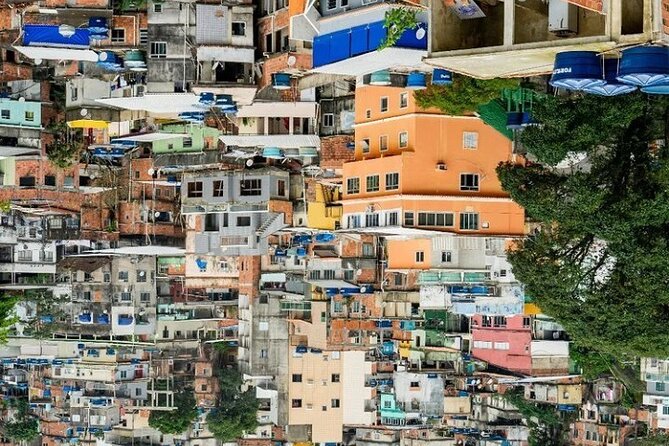 Explore the history and culture of Favela da Rocinha - Trying food made by local people