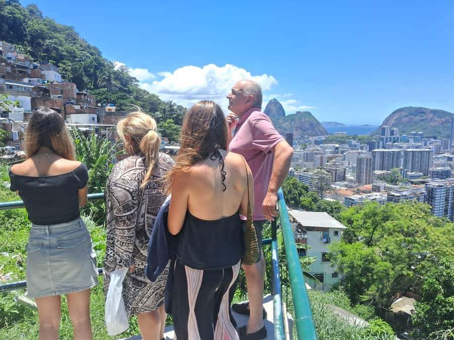 Favela Santa Marta: Walking Tour with local guide - Community projects, education, and local life