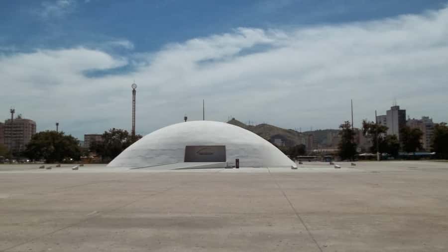 From Rio de Janeiro: Niterói Day Trip - Entering the saucer-shaped MAC museum