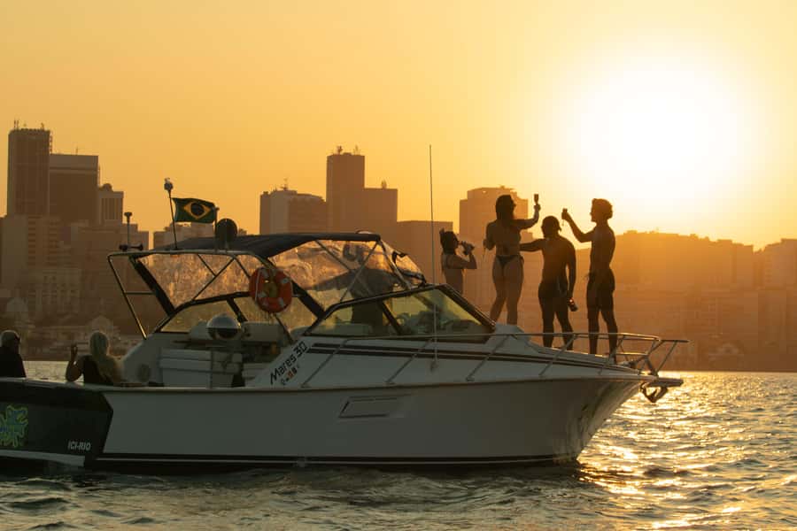 Glória: Sunset Speedboat Cruise with Drinks and Snacks - Crossing to Niterói for the MAC photo stop