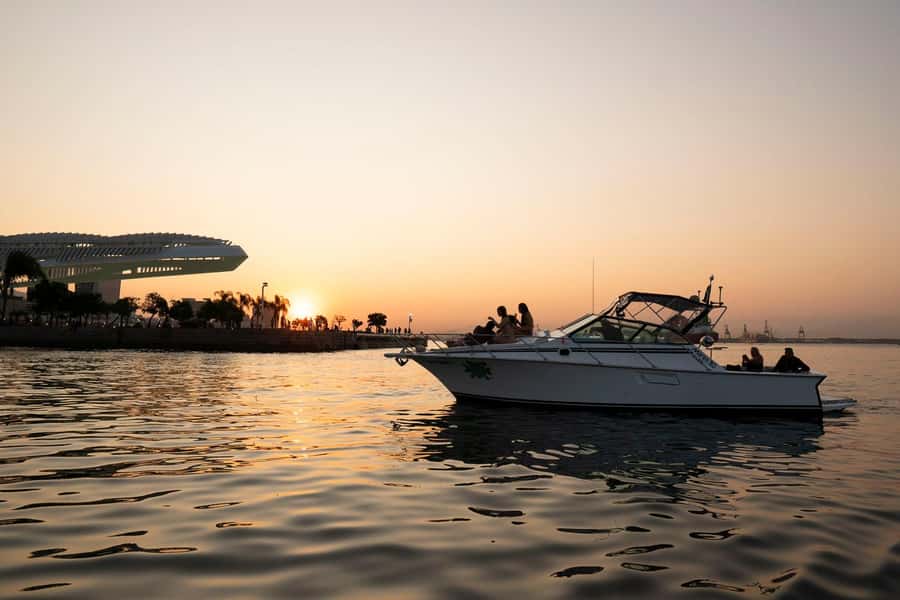 Glória: Sunset Speedboat Cruise with Drinks and Snacks - What the $63 price really covers