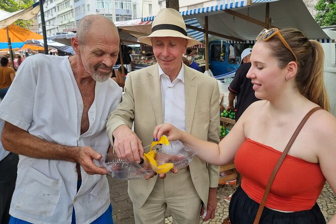 Guided Market Fruit Tasting in Rio with 15+ Exotic Flavors - Juices, nuts, and native ingredients