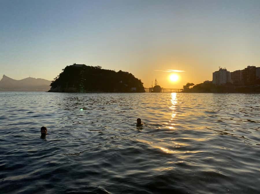 Rio de Janeiro: Boat Tour - Sunset with Beer - What the guide adds to the ride
