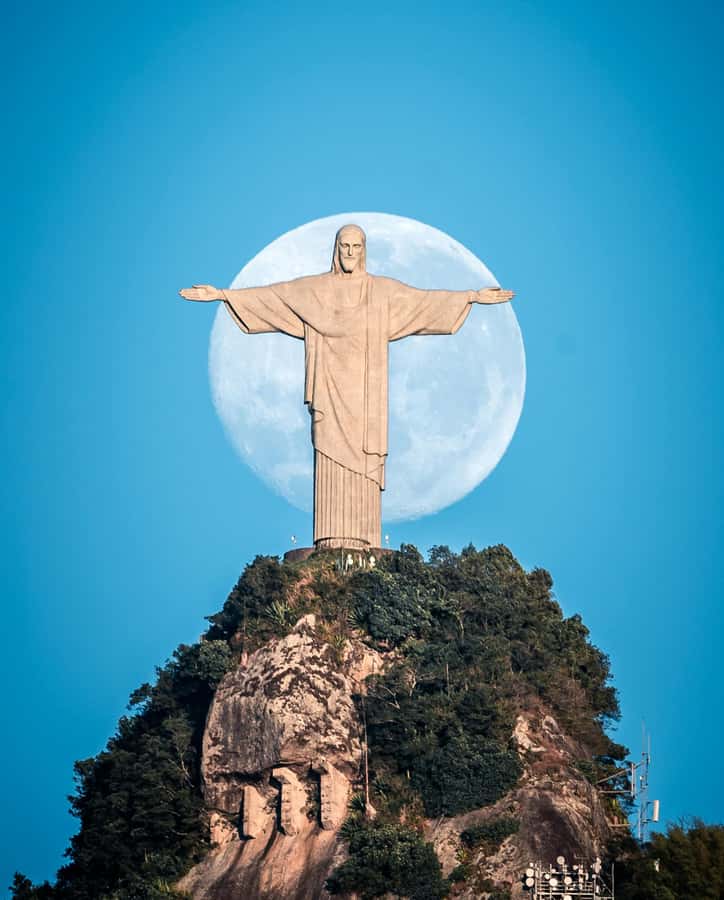 Rio de Janeiro: Christ the Redeemer Ticket - Why the Corcovado Train is the right way up