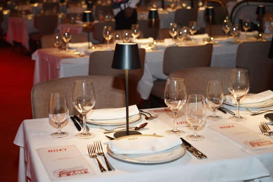 Rio de Janeiro: Roxy Dinner Show with Hotel Pickup - Watching Aquele Abraço