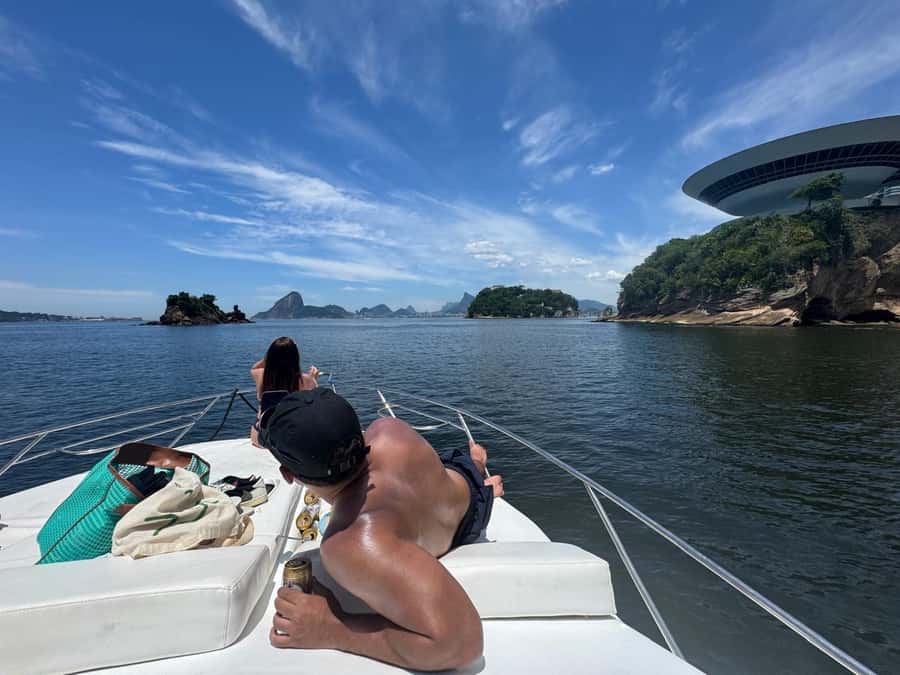 Rio de Janeiro: Speedboat Tour with Snacks and Drinks - A 15-minute photo stop at the Museum of Tomorrow