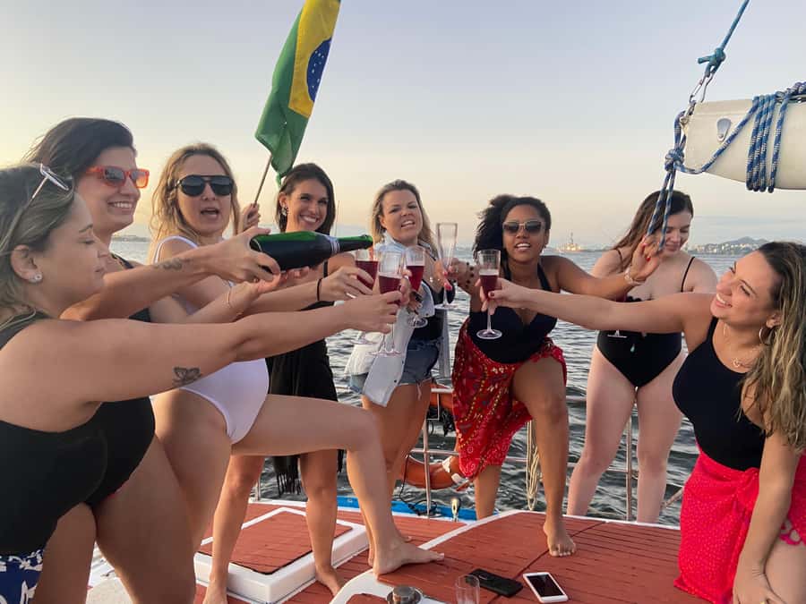 Rio de Janeiro: Sunset Sailboat Tour with Open Bar - The sunset return to Urca