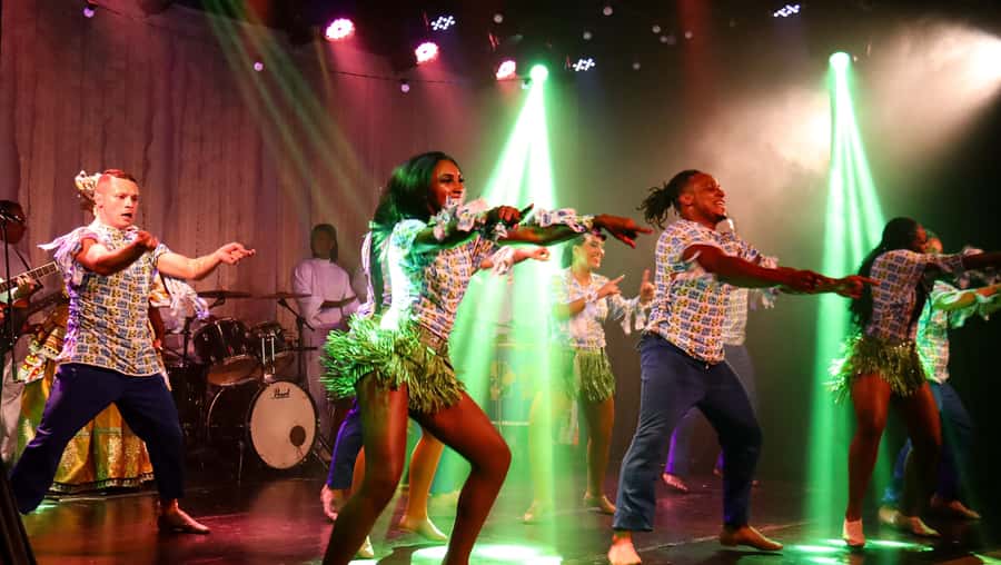 Rio: Ginga Tropical Samba and Folklore Show Ticket - Getting to Teatro Fashion Mall at night