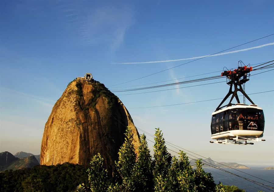 TOUR RIO DE JANEIRO (CIDADE MARAVILHOSA) - Christ the Redeemer gives the day its focus