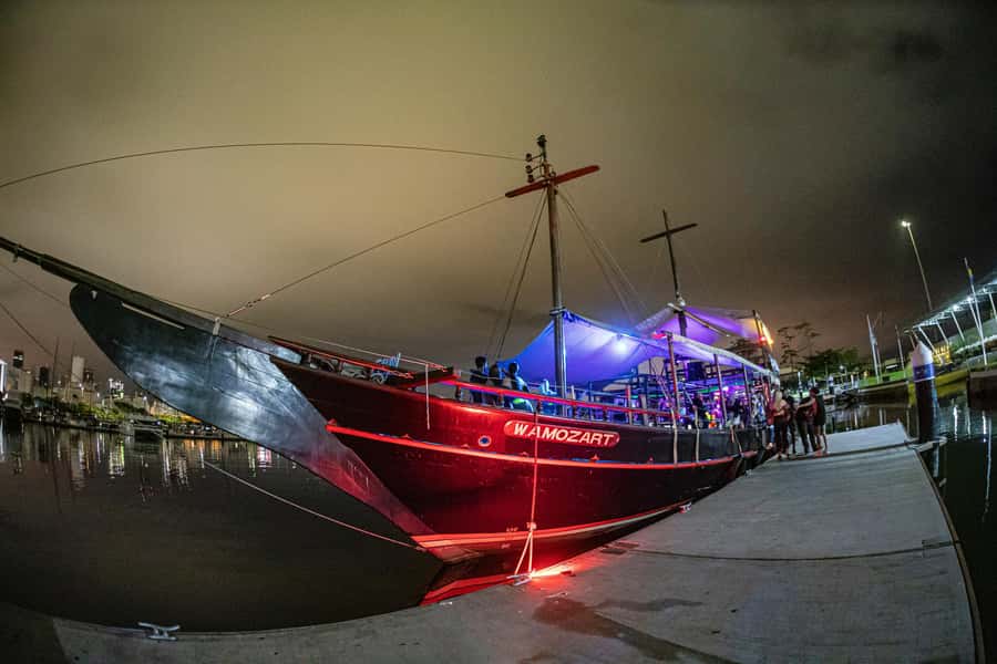 Unforgettable Boat Party - Starting the night at Marina da Glória